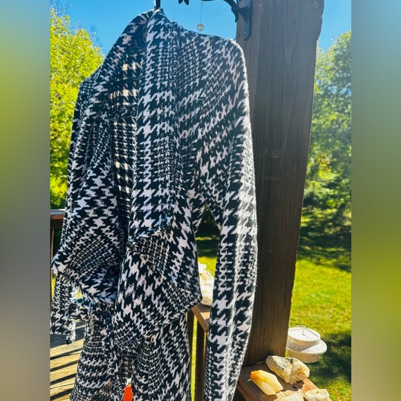 HYFVE black and white knit open belted long flowy cardigan EUC - Picture 6 of 6